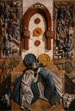Bambin Gesù. La visitazione di Maria a Elisabetta in maiolica nel transetto di sinistra