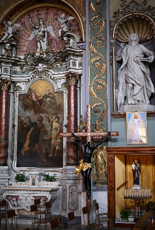 Particolare della navata della Chiesa di Santa Maria Assunta in Palmaro (Genova)