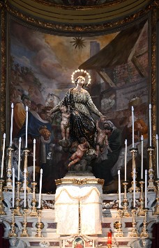 Statua dell'Assunzione sopra l'altare nella Chiesa di Santa Maria Assunta in Palmaro (Genova)