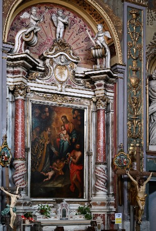 Particolare della navata della Chiesa di Santa Maria Assunta in Palmaro (Genova)