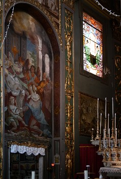 Parete a sinistra dell'altare nella Chiesa di Santa Maria Assunta in Palmaro (Genova)