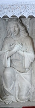 Angeli nei pilastri dell'altare nella Chiesa di Santa Maria Assunta in Palmaro (Genova)