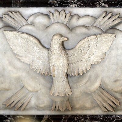Lo Spirito Santo in forma di colomba sul paliotto marmoreo del nuovo Altare