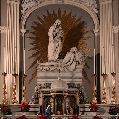 Altare Maggiore con Madonna addolorata e Cristo deposto (gruppo marmoreo di GB Cecasco, 1882)