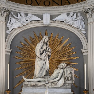 Madonna addolorata e Cristo deposto (gruppo di GB Cecasco, 1882) sormantato dagli Angeli del Giudizio Universale