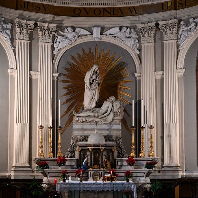 Sopra gli archi del Presbiterio, al centro gli angeli del Giudizio universale, ai lati i 4 Evangelisti