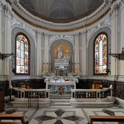 Presbiterio e parte della navata
