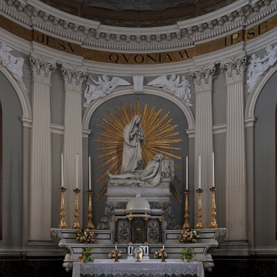 Sopra l'Altare Madonna addolorata e Cristo deposto (gruppo di GB Cecasco, 1882) e ai lati le vetrate (G. Tubino, 1883)