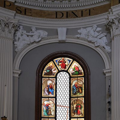 La vetrata del Signore Re e Giudice sormontata dagli evangelisti Matteo e Luca