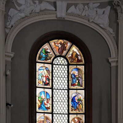 La vetrata degli annunzi sormontata dagli evangelisti Giovanni e Marco