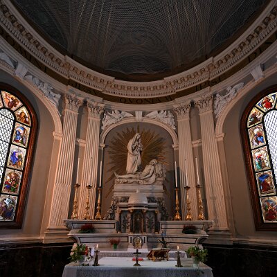 Vetrate di G. Tubino (1883) sopra alle quali i decori con i 4 Evangelisti