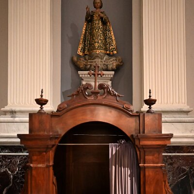 Gesù Bambino benedicente posto sopra un confessionale
