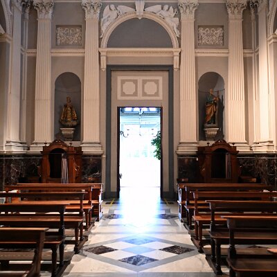 vista dal centro della navata verso l'uscita ai padiglioni ospedalieri