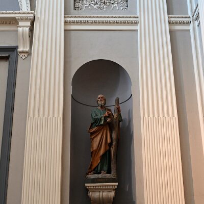 La nicchia di Sant'Andrea sormontata da un fregio floreale