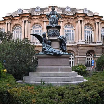 La statua della fondatrice, la Duchessa di Galliera