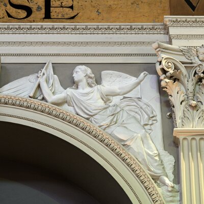 Angelo con il flagello presso la colonna, sopra l'altare del Crocifisso
