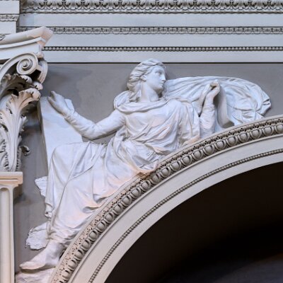 Sibilla Persica, con sguardo profetico, capace di leggere il passato e prevedere il futuro