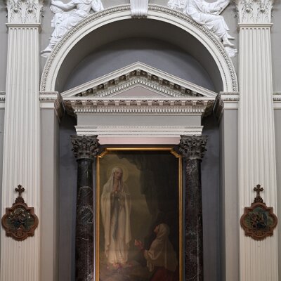 Altare della Madonna di Lourdes sormontata dalle Sibille Libica e Cumana