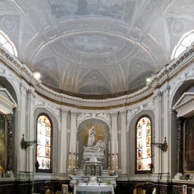 giro panoramico degli altari con al centro l'altare maggiore