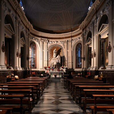 in avvicinamento all'altare maggiore con 4 altari laterali visibili