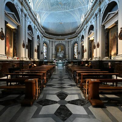 in avvicinamento all'altare maggiore con 6 altari laterali visibili