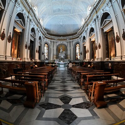 gli 8 altari laterali visti dall'ingresso
