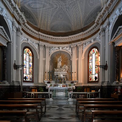 in avvicinamento all'altare maggiore con 2 altari laterali visibili