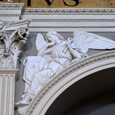 Angelo con le tenaglie per la rimozione dei chiodi, simbolo legato alla sofferenza ma anche alla cura, sopra l'altare del Sacro Cuore