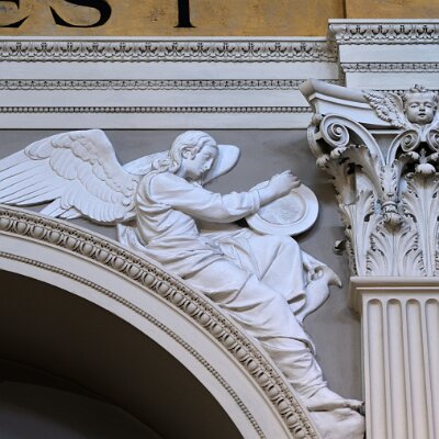Angelo con brocca e catino, Simboli di umiltà e lavacro, sopra l'altare del Sacro Cuore