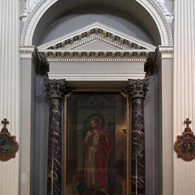 Altare del Sacro Cuore sormontato dagli Angeli con i simboli della deposizione