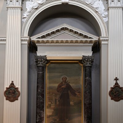 Altare di San Francesco sormantato dagli Apostoli Tommaso e Paolo