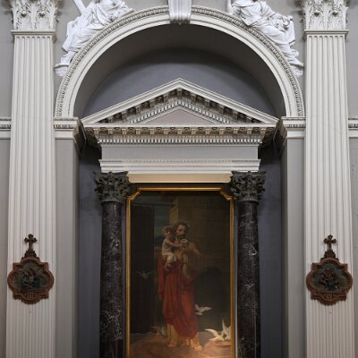 Altare di San Giuseppe sormontato dagli Apostoli Andrea e Pietro