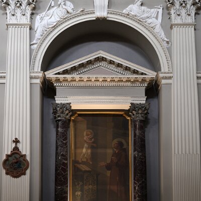 Altare di Sant'Antonio sormontato dagli Apostoli Giacomo e Simone