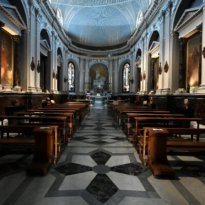 Stazioni della Via Crucis posizionate sulle pareti laterali