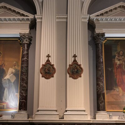 Stazioni della Via Crucis posizionate tra gli altari laterali