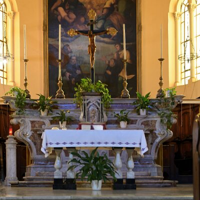 Stemma dei Doria ai piedi dell'Altare Maggiore. In basso nel dipinto i principi doria che hanno fatto costruire la chiesa.