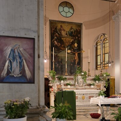 La Madonna del Miracolo e sullo sfondo l'Altare Maggiore