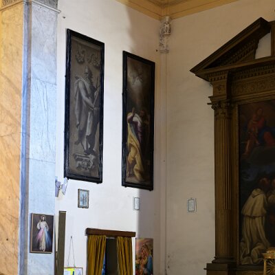 le due tele a destra e l'altare laterale dell'Ordine dei Trinitari