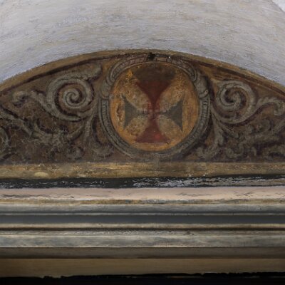Decorazione sopra l'ingresso alla chiesa