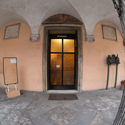 facciata a capanna, preceduta da un pronao con frontone triangolare su tre fornici ad arco
