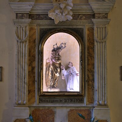 Madonne del Rimedio con ai piedi San Giovanni Matha, gruppo ligneo dipinto e dorato