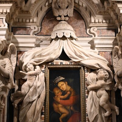 Madonna del Soccorso nella sua cornice marmorea