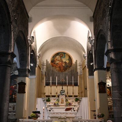 Colonne della Navata e archi a tutto sesto in pietra rustica, e il Presbiterio