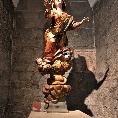 Assunta di Maragliano e sotto la lapide commemorativa della dichiarazione dogmatica del 1950.