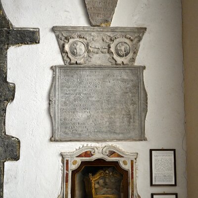 Lapide del 1571 in onore del fondatore Striggiaporco Un documento datato 16 gennaio 1173 informa che i Consoli di Genova concessero un piccolo lotto di terreno ad un certo Striggiaporco, figlio di Giovanni...