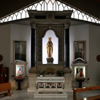 lato sinistro con al centro l'Altare del Sacro Cuore