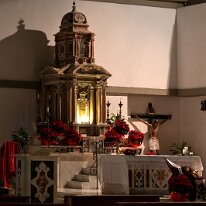 Addobbo natalizio del Presbiterio con Gesù Bambino nella culla presso l'Altare