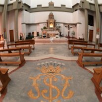 Sotto la cuspide il monogramma della 