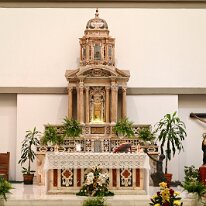 ai piedi del Tabernacolo una figura brinzea in adorazione e a destra la Madonna Addolorata ai piedi del Crocifisso