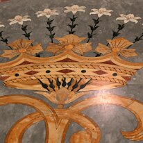 particolare della corona sul monogramma della 